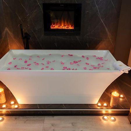 Royal Romantic Apartment With Bathtub Leópolis Exterior foto