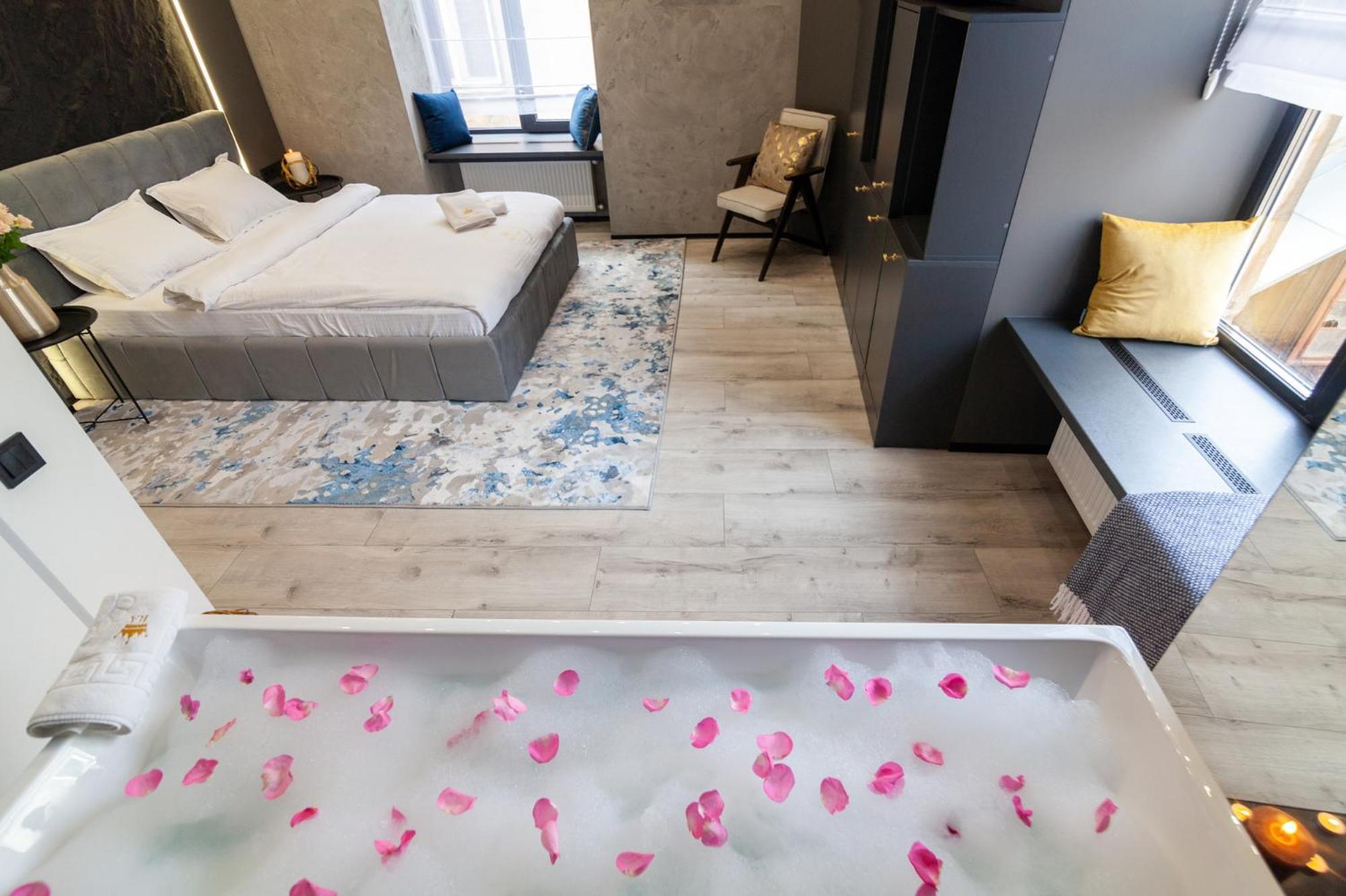 Royal Romantic Apartment With Bathtub Leópolis Exterior foto