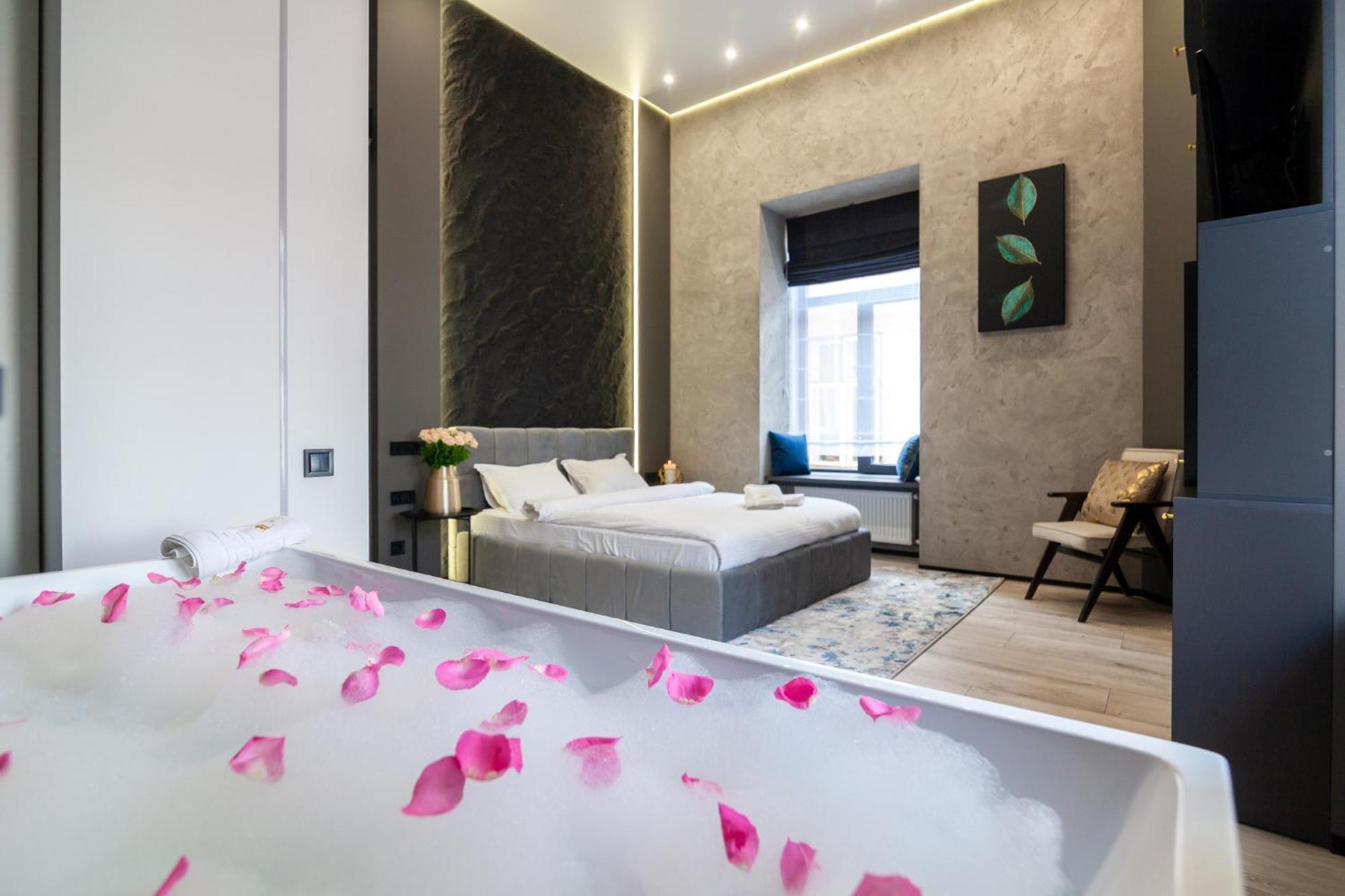 Royal Romantic Apartment With Bathtub Leópolis Exterior foto